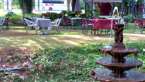 fuente rodeada de mesas y sillas al aire libre
