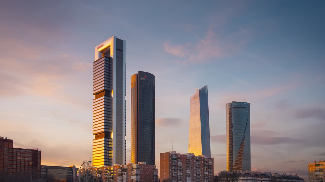 cuatro torres de puesta de sol
