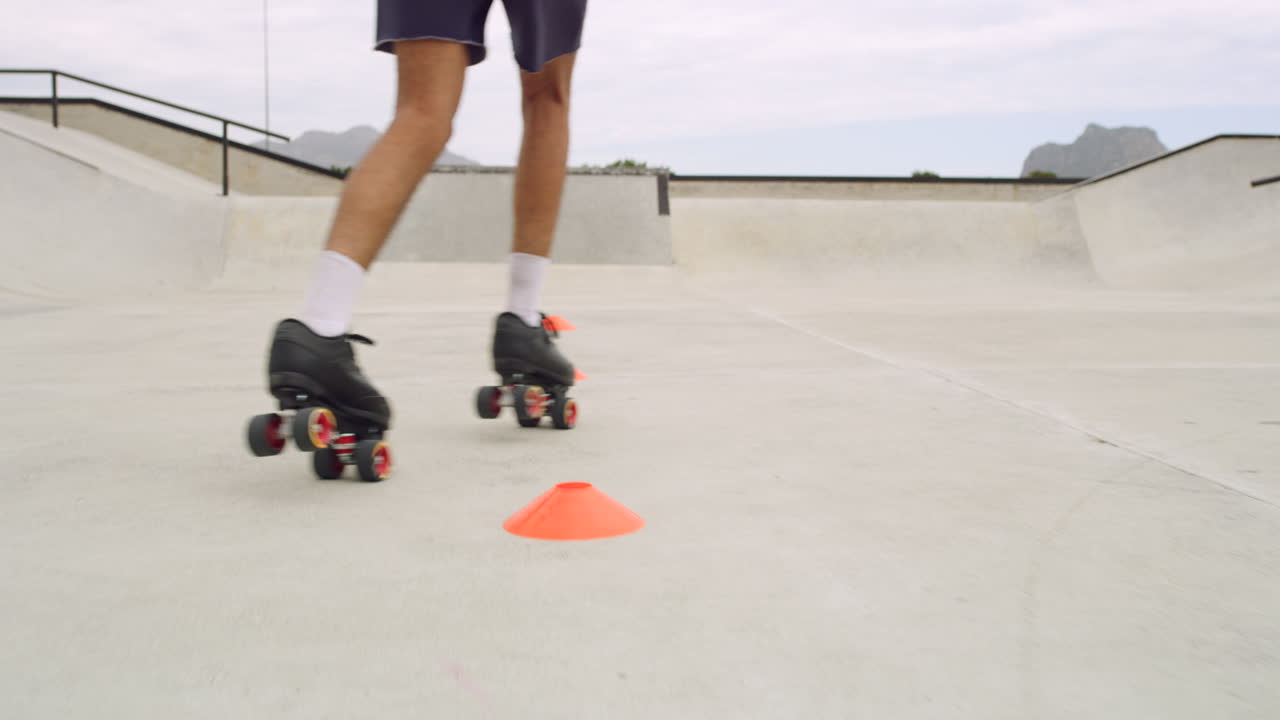 취미용으로 롤러 스케이팅을 하는 남자의 클로즈업 뒷면