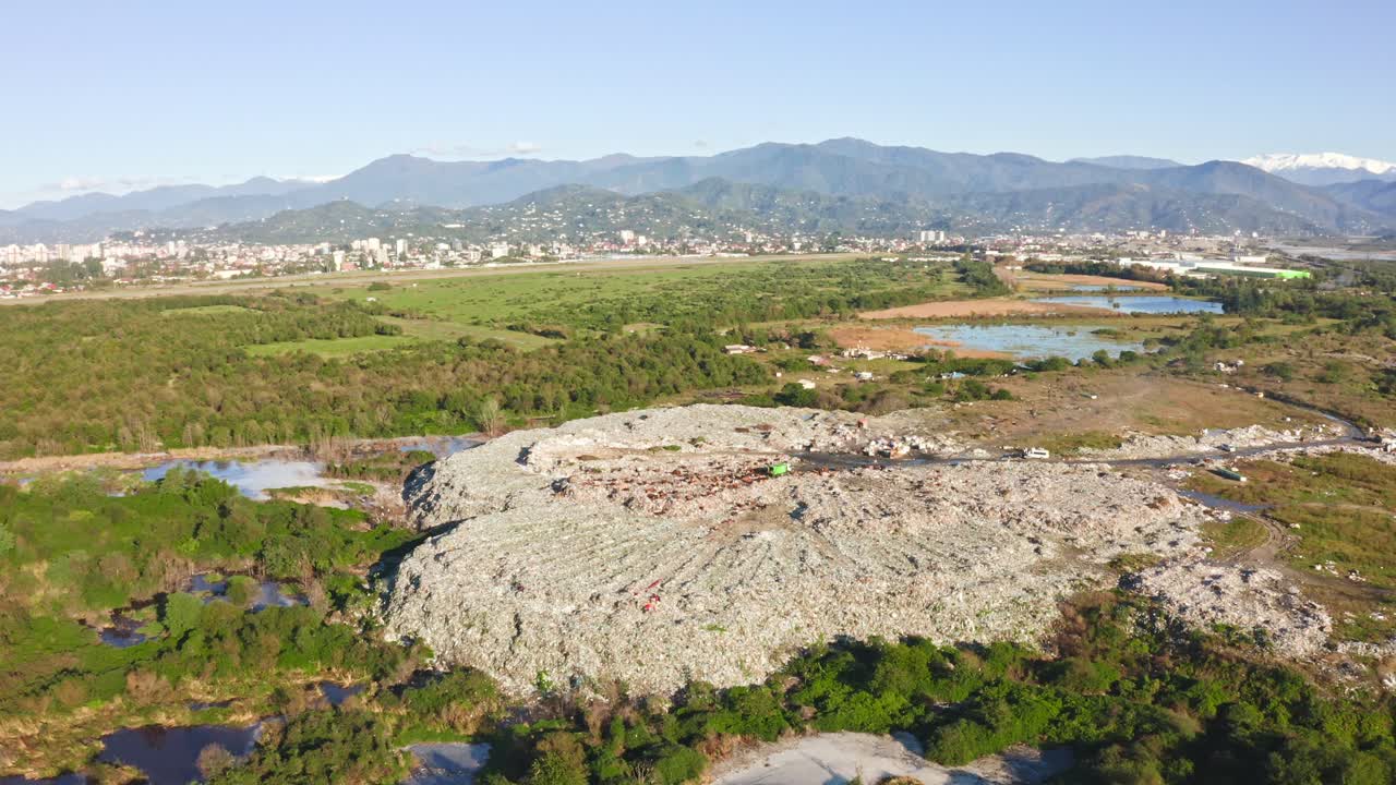 daños ecológicos: volar alrededor de un gran vertedero contaminado área natural contra el paisaje urbano costero de batumi, georgia