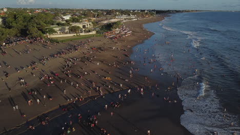 la escena de la playa ocupada en bali