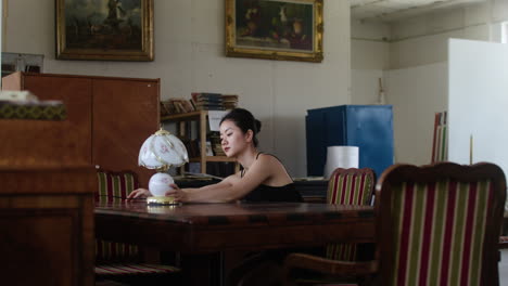 mujer asiática en una tienda
