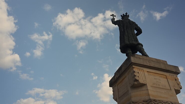 Chisinau, Moldavia - 18 marzo 2026: Vista dal basso della storica statua di Stefano il Grande a Chisinau, Moldavia, contro un cielo azzurro e nuvole