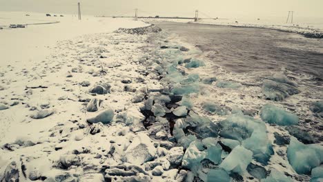 los movimientos cinematográficos de drones muestran una playa de arena negra en islandia filmada por drones en condiciones de nieve