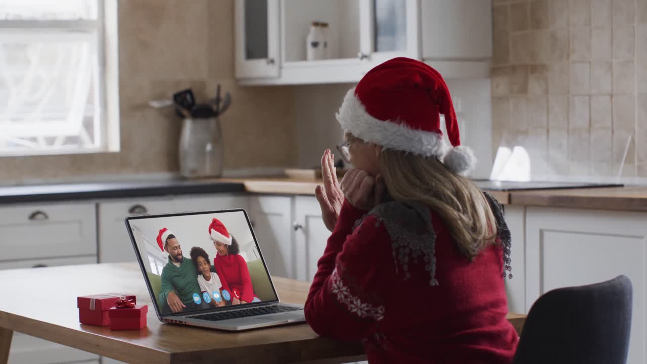 mujer caucásica pasando el tiempo en casa con sombrero de papá noel