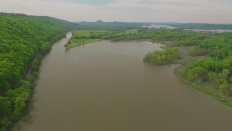 Vista-Aérea-Panorámica-Del-Parque-De-Dos-Ríos-Y-La-Densa-Vegetación-Cerca-De-Little-Rock-En-Arkansas,-EE.UU.