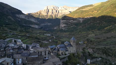 pueblo montañoso de torla en el parque nacional de ordesa y monte perdido, pirineos, norte de españa - 4k aéreo