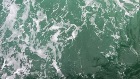 olas de agua de mar en el mar mediterráneo
