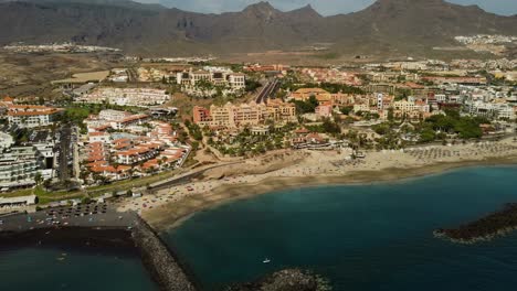 Fantastischer-Panoramablick-Auf-Die-Stadt-Spanien-Teneriffa-Am-Meer-Küste-Blaues-Wasser-Meer-Mit-Strandfelsen-Und-Bergen-Im-Hintergrund