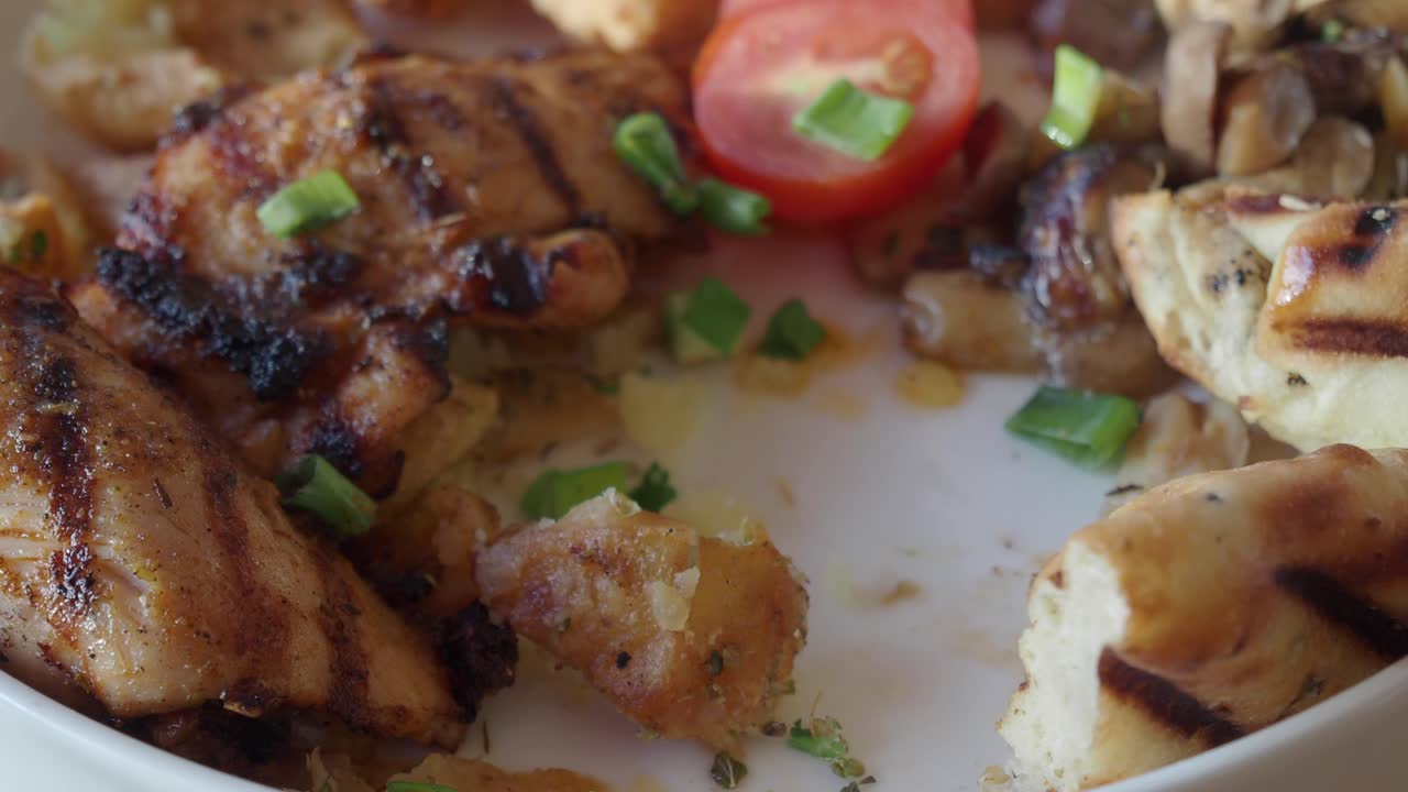 pollo a la parrilla con patatas, pan y verduras