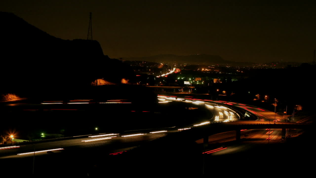 Vehículos circulando por una autopista de noche en cámara rápida 1
