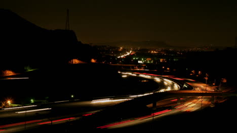 los vehículos conducen en una autopista por la noche en movimiento rápido 1