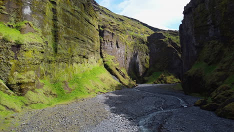 Apertura-Del-Cañón-Stakkholtsgja-En-Islandia-En-Un-Día-Soleado