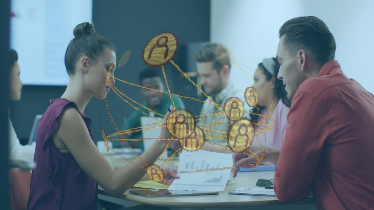 animación de iconos de los medios sobre diversas personas de negocios en la oficina
