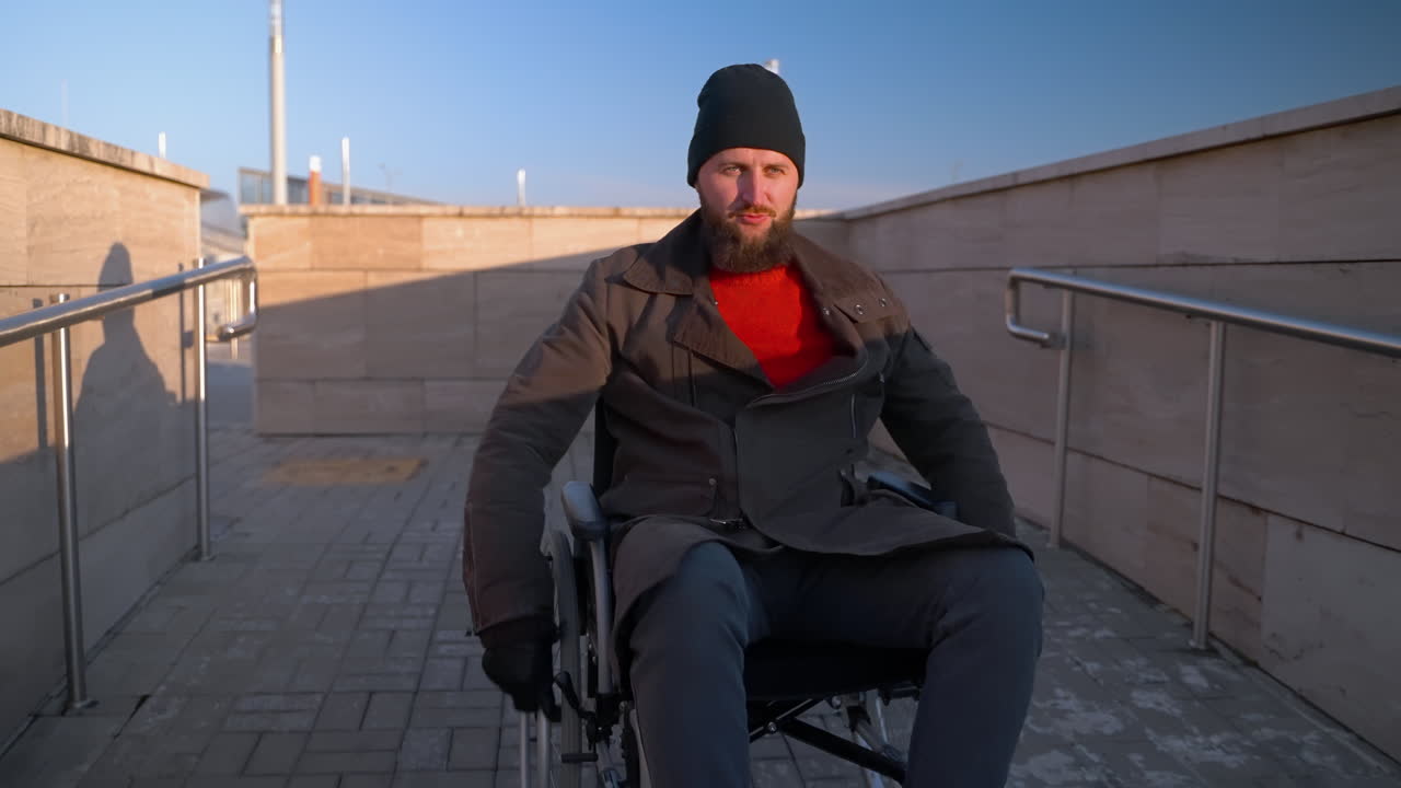 persona con discapacidad en silla de ruedas en una rampa al aire libre