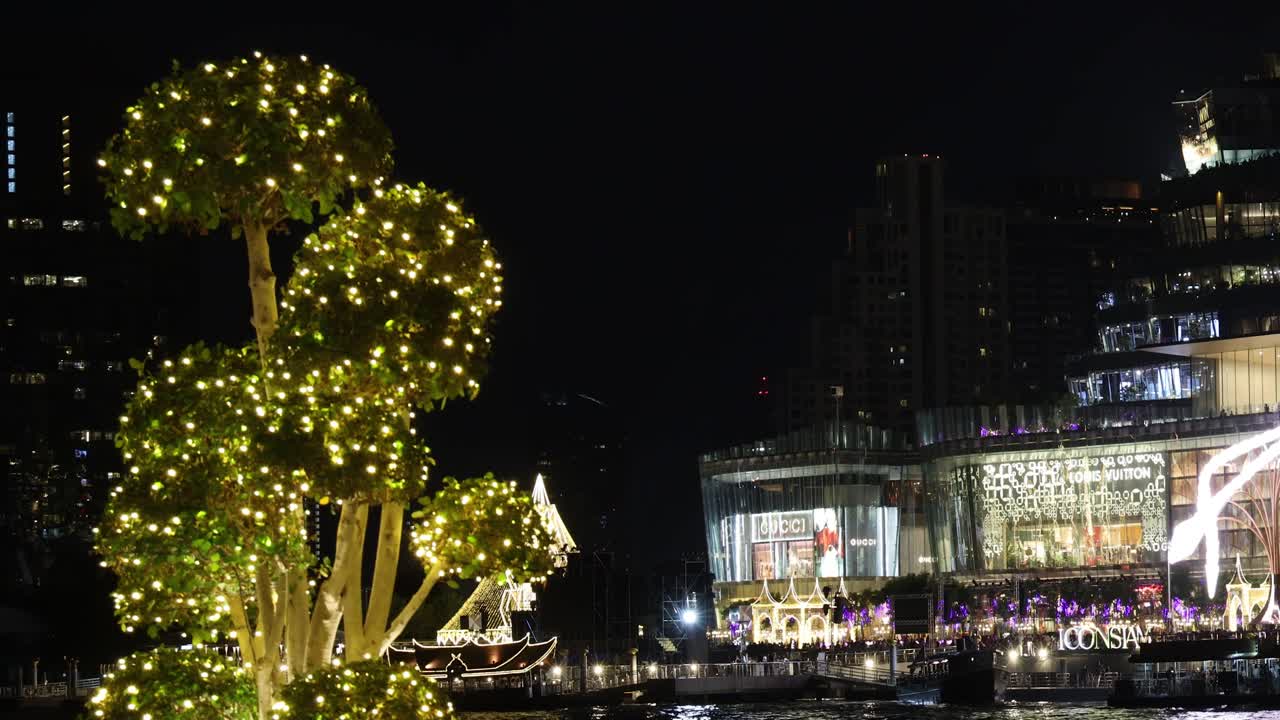 활기찬 도시 풍경 에서 불빛 으로 장식 된 나무 들