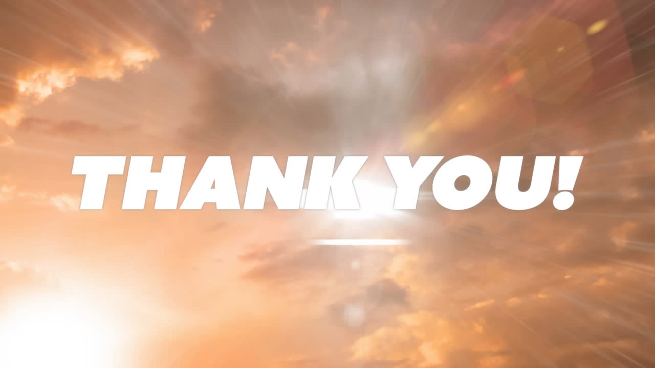 animación de texto de agradecimiento sobre cielo nublado y puesta de sol