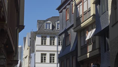 las estrechas calles de la altstadt, ciudad de frankfurt, alemania