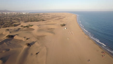 Paisaje-Arenoso-Y-Océano-Azul-De-Gran-Canaria