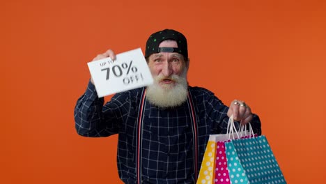anciano barbudo mostrando bolsas de compras y hasta un 70 por ciento de descuento en inscripciones texto, viernes negro