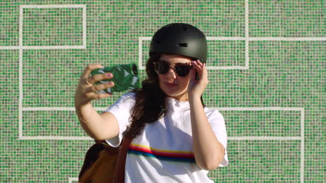 una patinadora genial tomando una selfie usando
