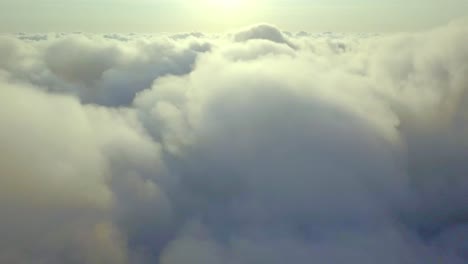 vuela sobre las nubes en una mañana soleada