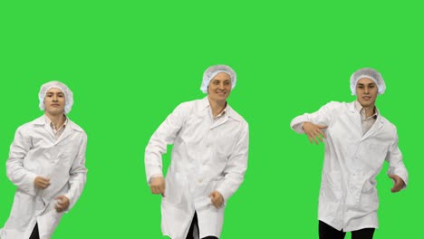 grupo de tres médicos sonrientes en una pantalla verde, llave de croma