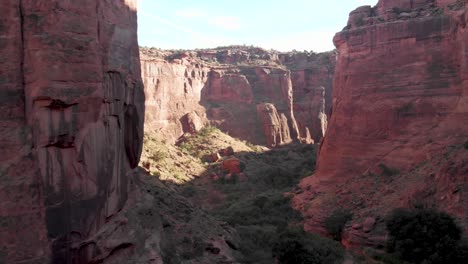 volando a través de un cañón de roca roja en moab, utah