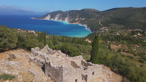 Weitreichender-Blick-Auf-Das-Bergtal-Und-Die-Bucht-Von-Den-Ruinen-Des-Odysseus-Palastes-In-Ithaka,-Griechenland