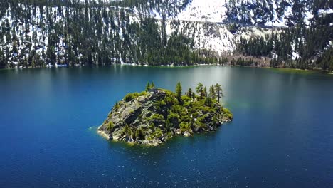 drone aéreo, lago tahoe en la bahía esmeralda, montañas nevadas, día soleado, estados unidos, nevada