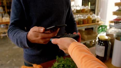 sección media del cliente que hace el pago en el mostrador en el supermercado 4k
