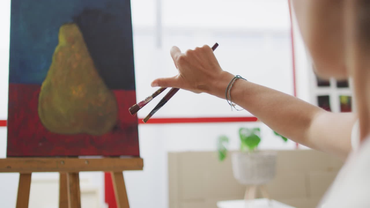 예술가는 집에서 복사 공간과 함께 활기찬 정체물을 그립니다.