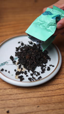 pouring loose leaf oolong tea