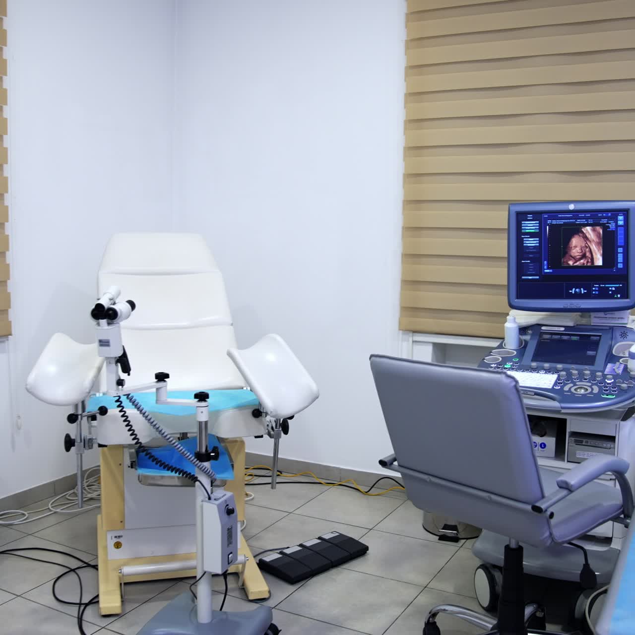 Habitación de hospital vacía para mujeres, revisión ginecológica. Equipamiento moderno para ecografías y diagnóstico de fecundación in vitro.