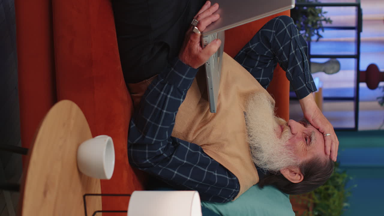 슬픈 노인 할아버지 노인 노트북 사용 나쁜 소식에 놀랐다, 재산 손실, 실패, 복권 결과