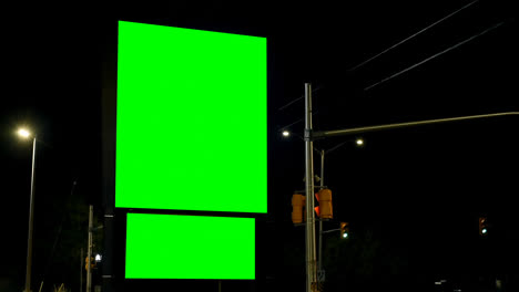 Leere-Plakatwand-Mit-Chroma-Key-Greenscreen-Bei-Nacht-4k