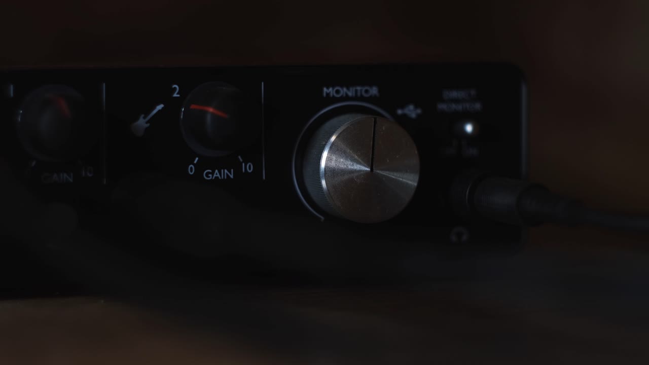 Regolazione dei livelli audio su un'interfaccia audio e un amplificatore per chitarra