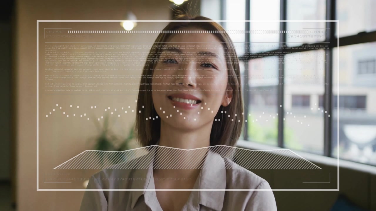 Professionista donna che analizza una dashboard di analisi tecnologica in una lounge, con sovrapposizioni di codice animate
