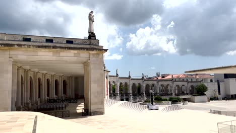 vista de cerca de los pequeños pastores protegiendo la iglesia cristiana ortodoxa contra un cielo azul, con una perspectiva de gran ángulo
