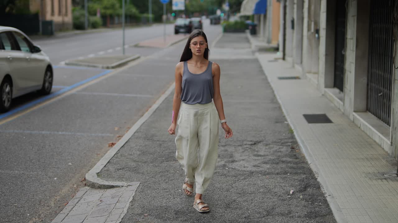 Donna che cammina per la strada della città