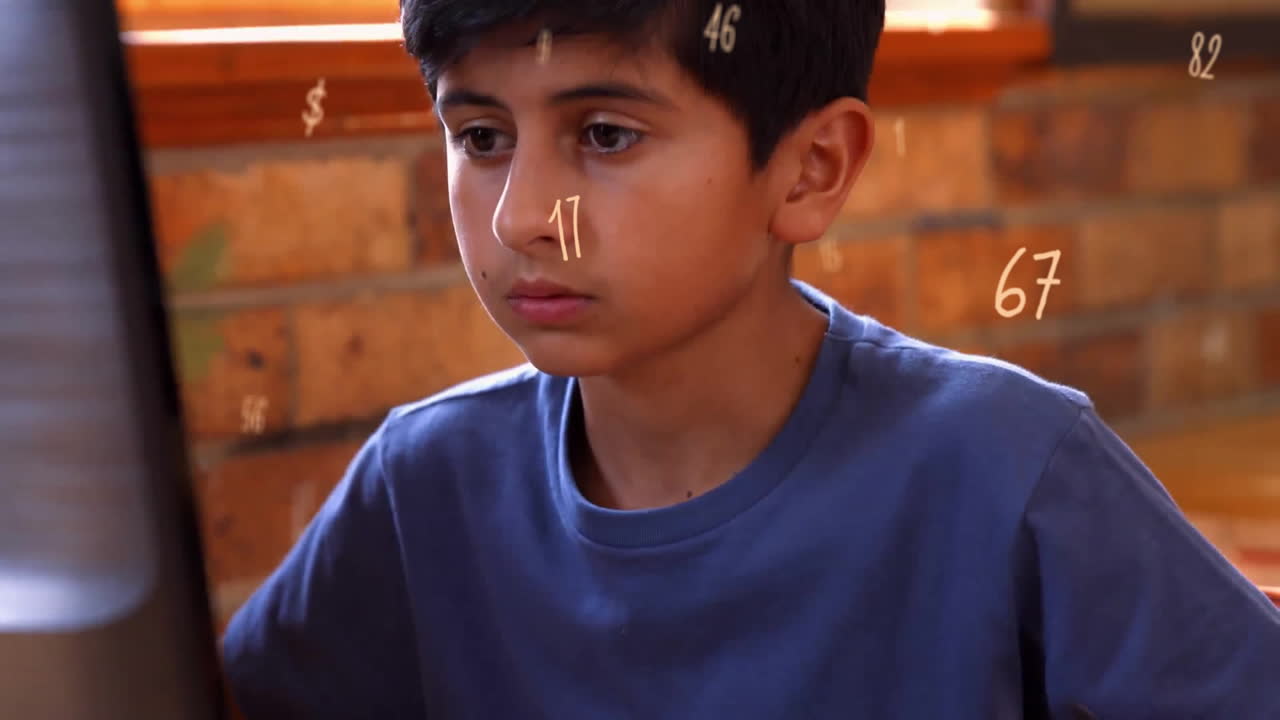 animación de números sobre escolares biraciales que usan computadora en la escuela