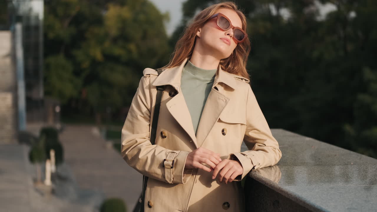 하색 여성 학생이 야외에서 휴식을 취하고 있습니다.