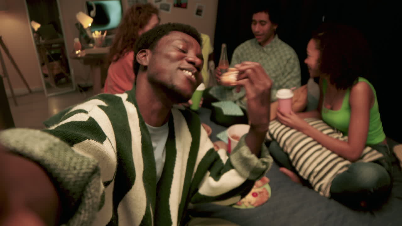 cuatro amigos comiendo en casa