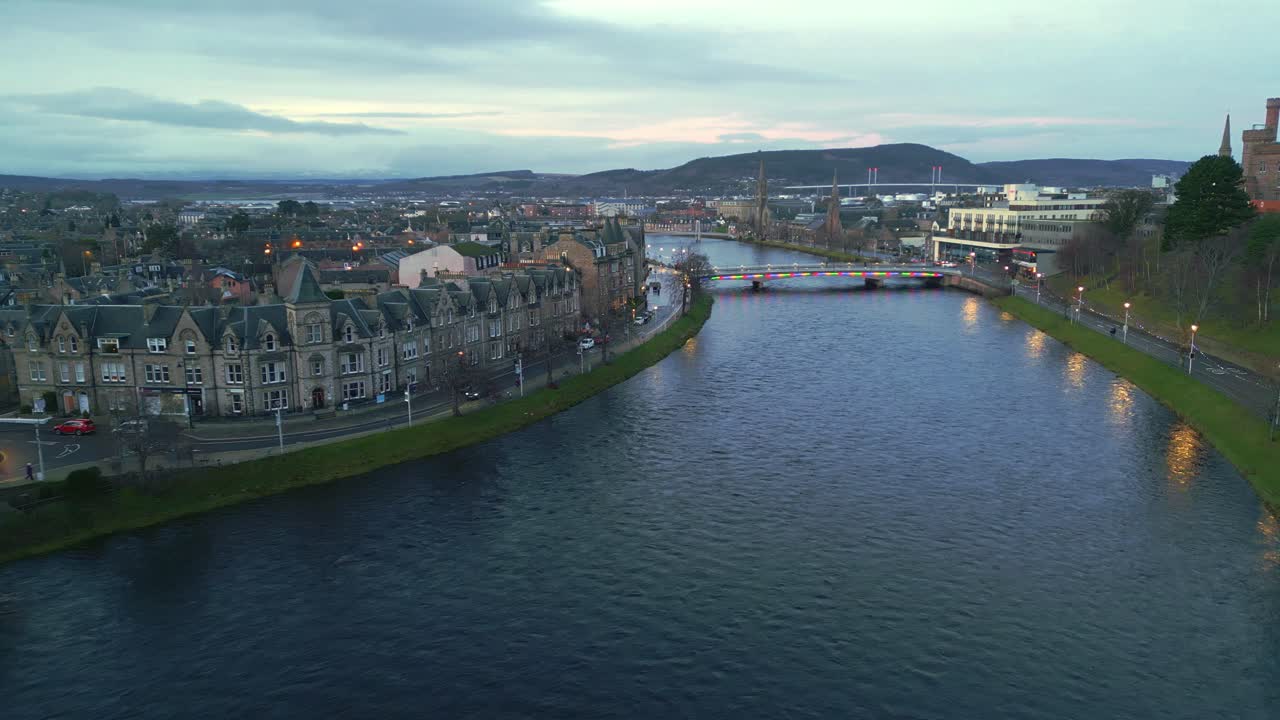 주변 지역의 강과 건물의 조감도