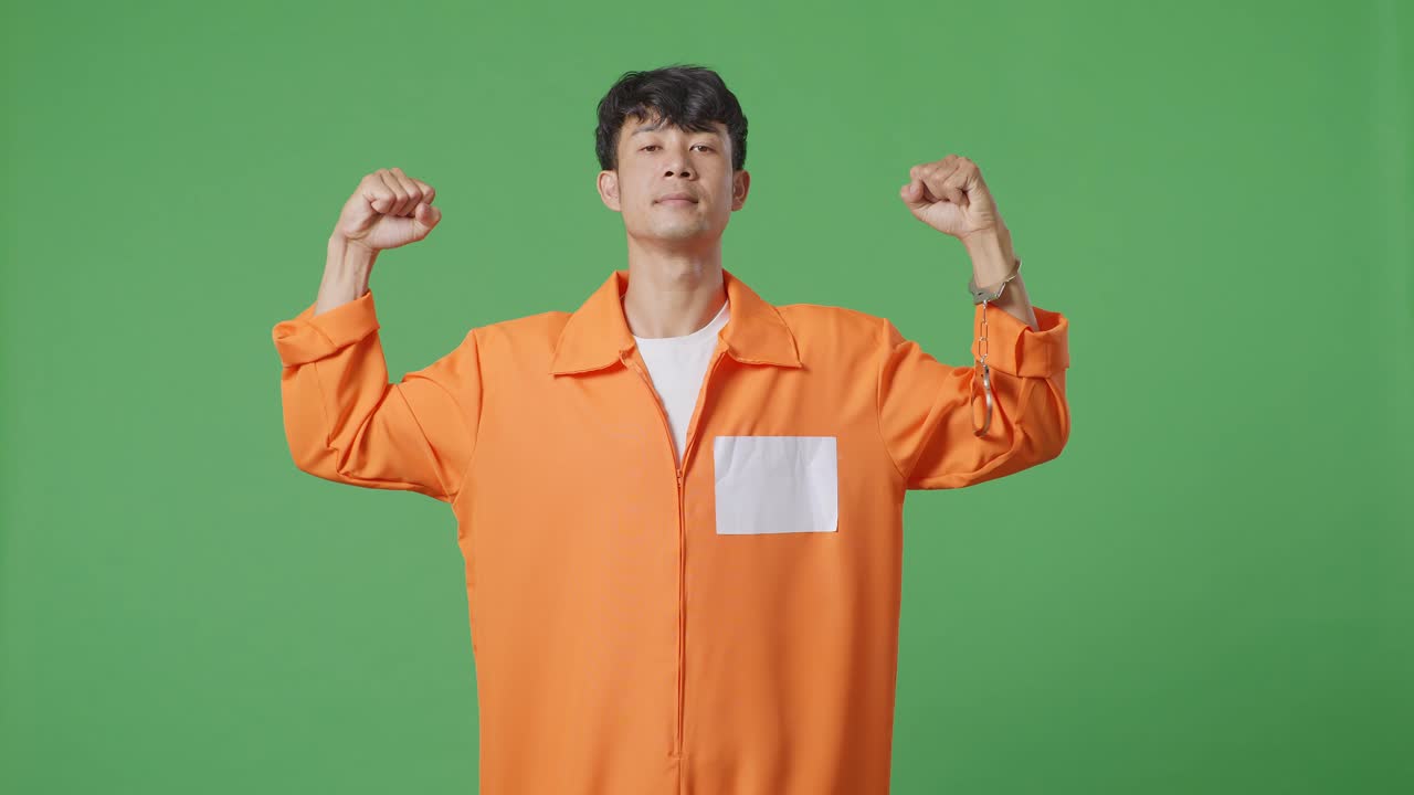 오렌지색 스웨터와 수갑을 입은 남자