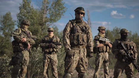 personal militar con uniforme de camuflaje