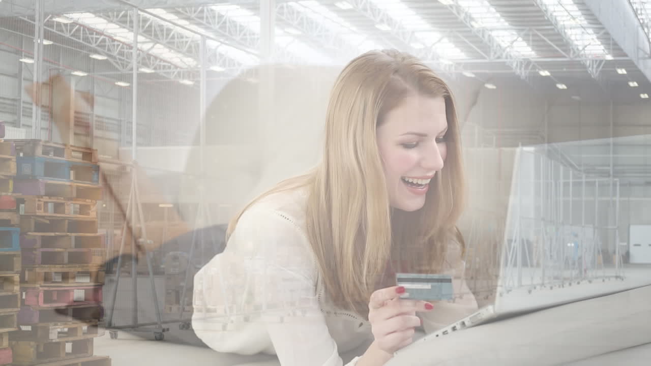 사회적 거리를 유지하는 백인 여성이 집에서 온라인으로 구매하고 있습니다.