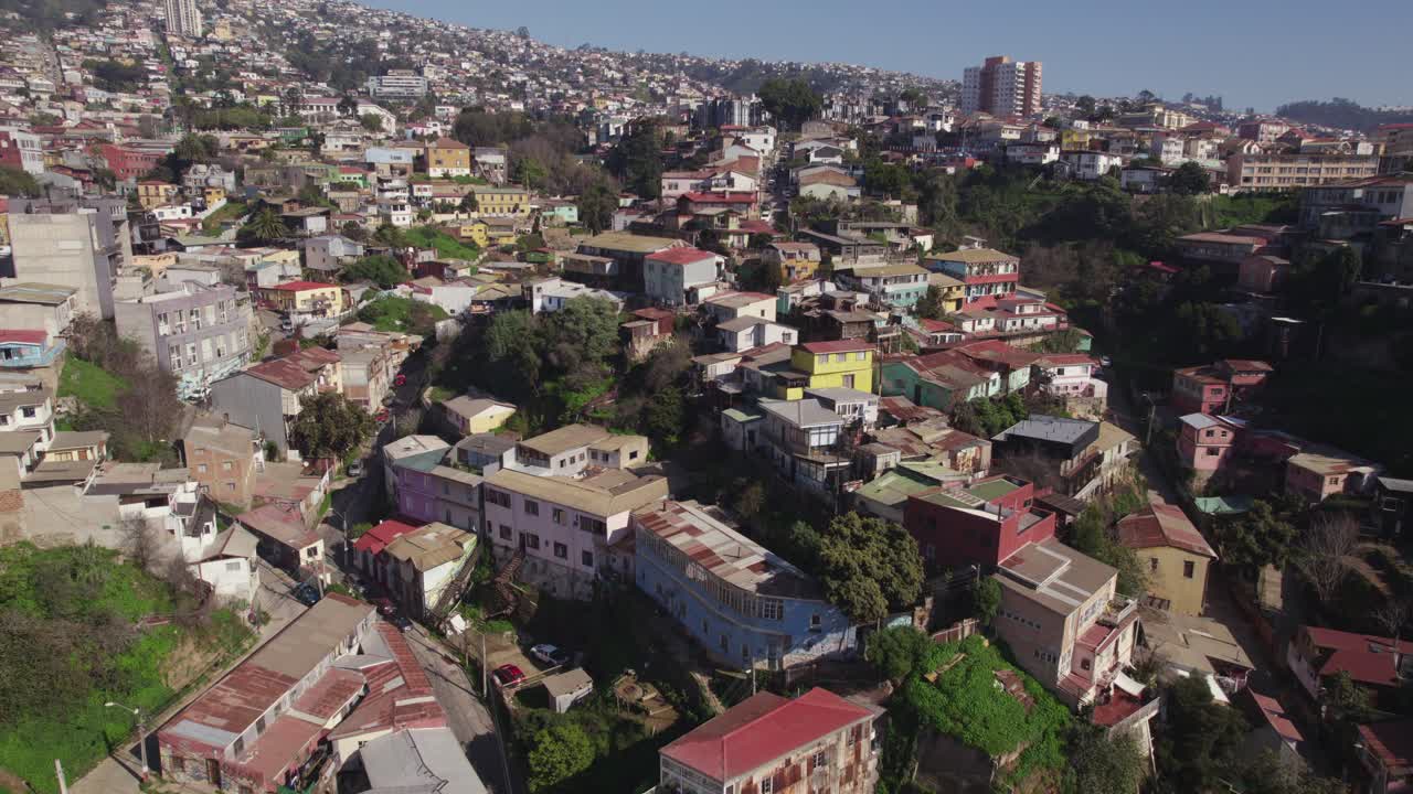 Vista aerea del panorama urbano di Valparaíso in una giornata di sole in Cile