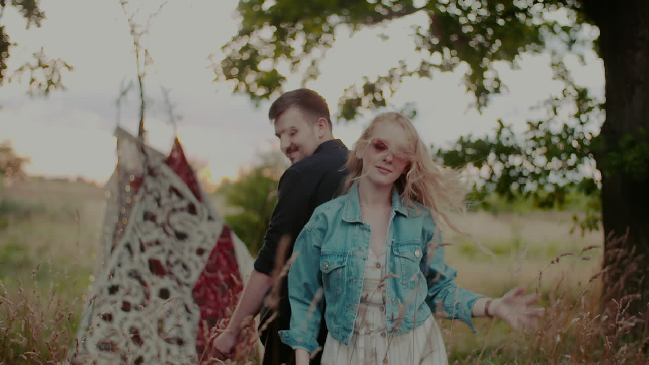 pareja enérgica bailando al aire libre al atardecer 6