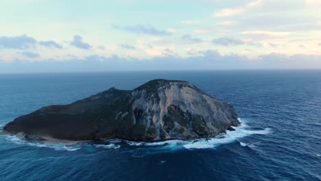 Vista-Aérea-De-Paralaje-Alrededor-De-La-Isla-De-Los-Conejos-De-Oahu-Durante-El-Amanecer